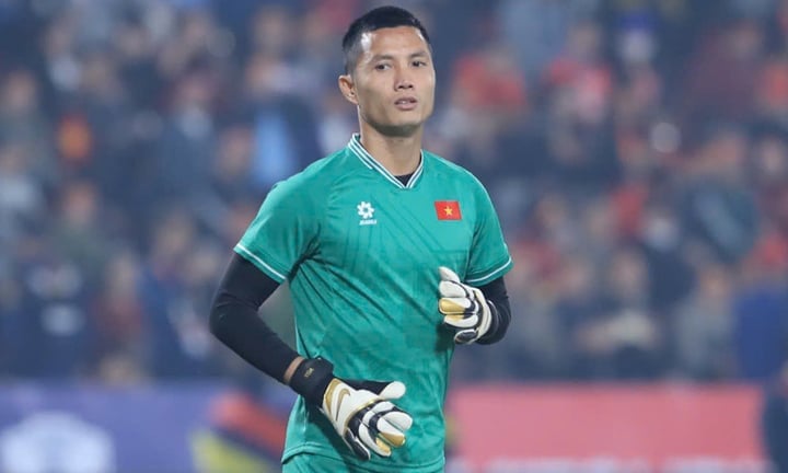 El entrenador Kim Sang-sik eligió a Dinh Trieu como portero principal del equipo de Vietnam.