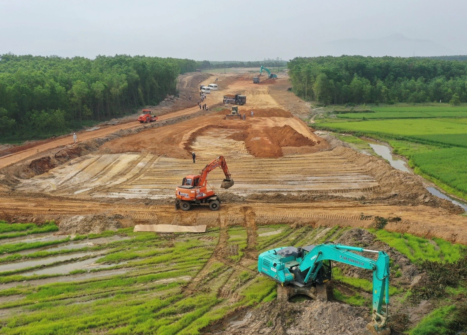 Apertura de vía de servicio para construcción de túnel a través de la montaña en la autopista Norte-Sur