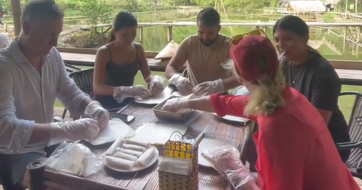 Western tourists cook Vietnamese food for the first time, enjoy learning how to wrap spring rolls in Ninh Binh