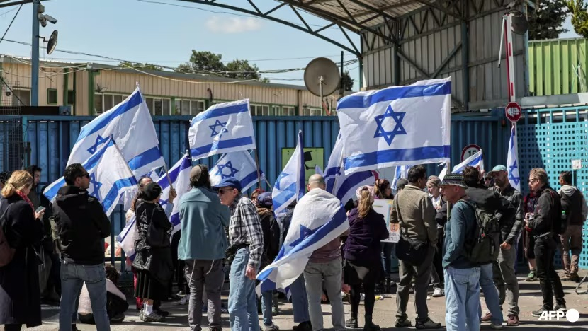 Israelische Demonstranten stürmen das UN-Hauptquartier in Jerusalem Foto 1