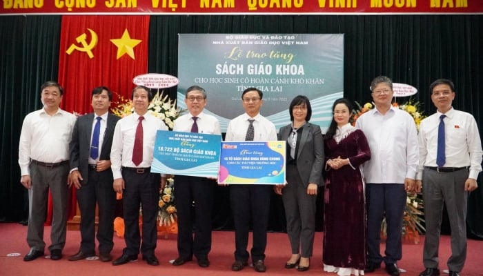 Minister of Education and Training donates more than 18,000 sets of books to students in disadvantaged areas of Gia Lai