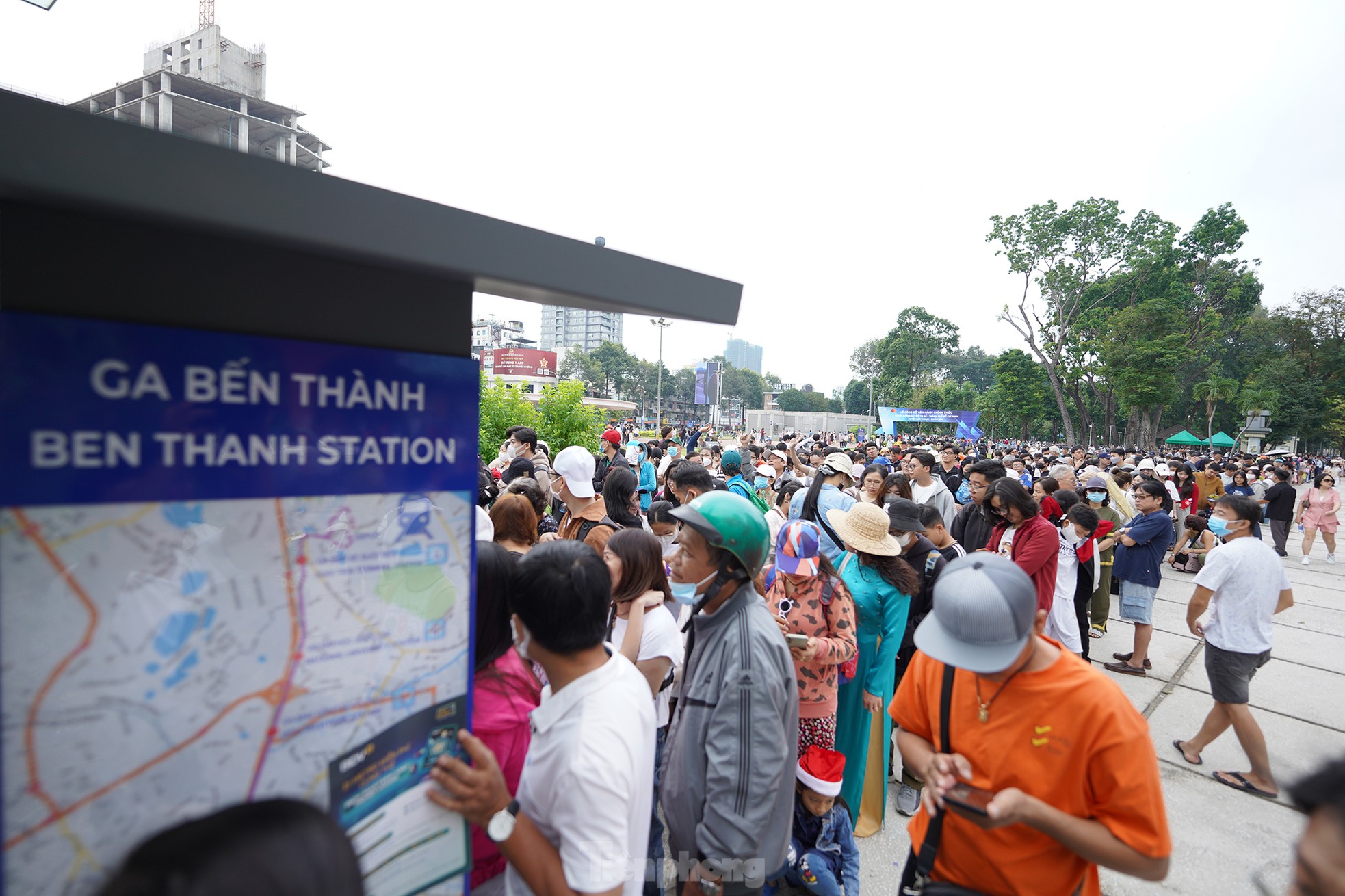 Miles de personas hicieron fila desde temprano en la mañana para tomar la línea 1 del metro en el primer día de funcionamiento foto 5