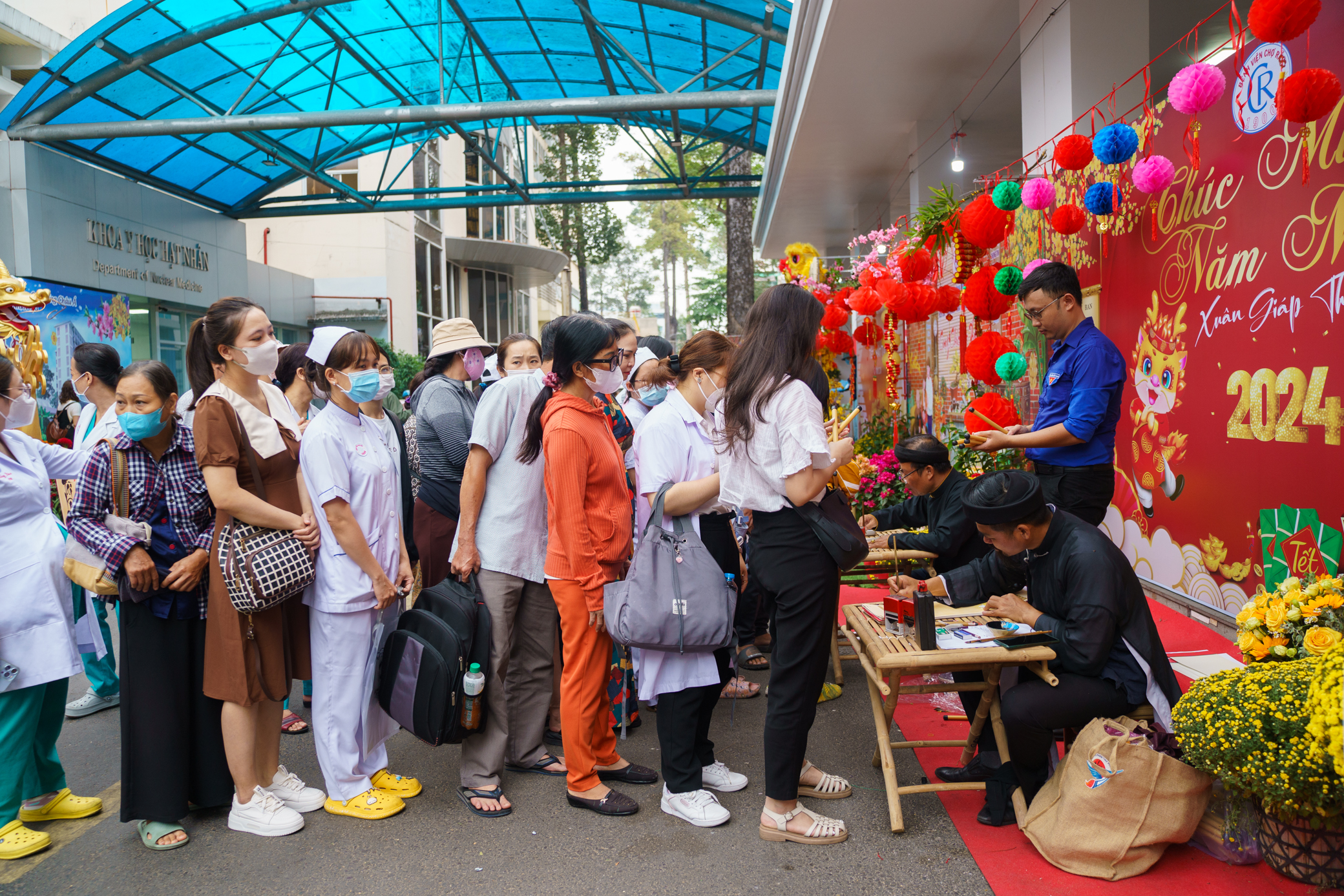 Nghìn người dạo chơi ở đường xuân đặc biệt trong bệnh viện Chợ Rẫy- Ảnh 9.