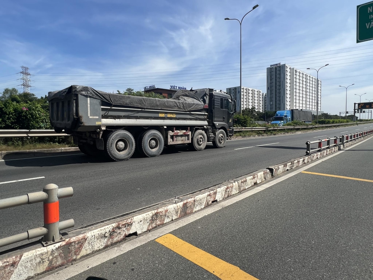 The median strip of the Ho Chi Minh City - Long Thanh highway was stolen.