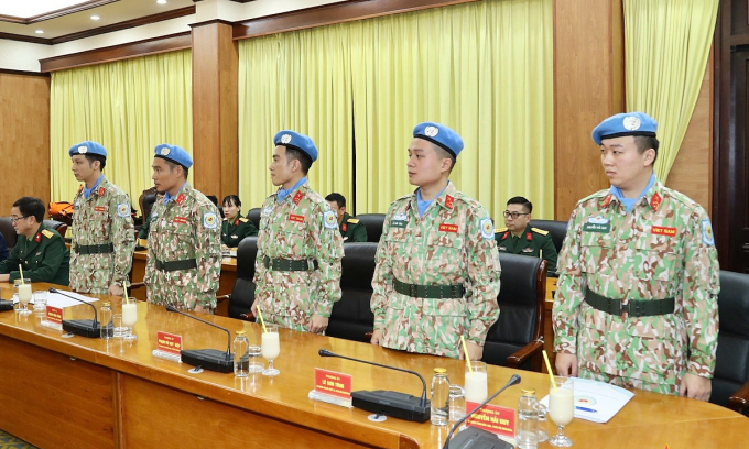 Cinq officiers ont écouté l'annonce de la décision du président. Photo : Journal de l'Armée populaire