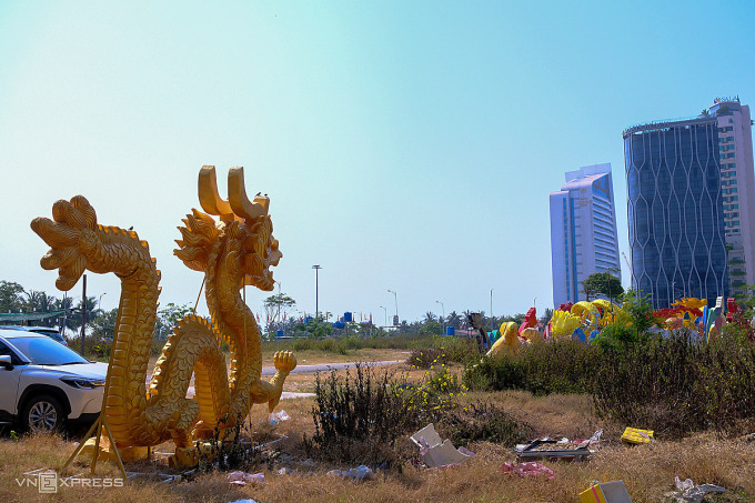 The shabby scene at the vacant land along the Da Nang coast that the city has proposed to turn into a dragon mascot park has not been improved. Photo: Nguyen Dong