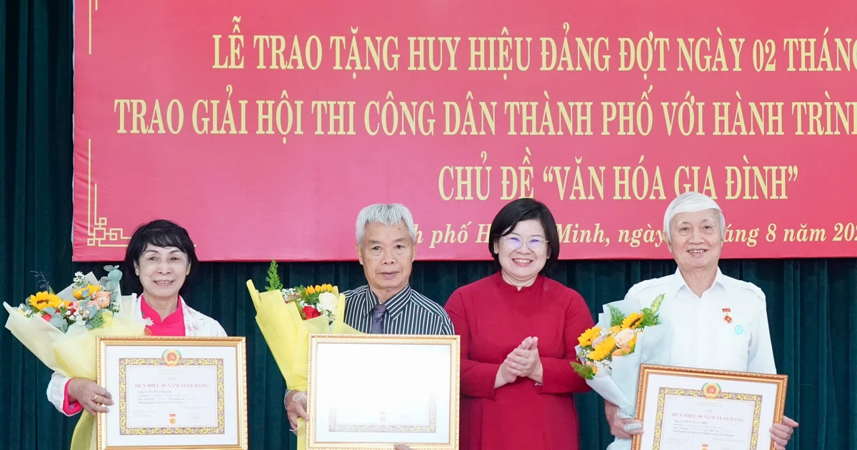 Đảng ủy Khối Dân - Chính - Đảng TPHCM trao Huy hiệu Đảng đến 29 đảng viên