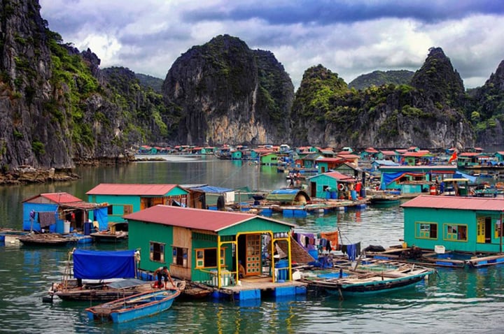 Las hermosas casitas flotando en el mar de la gente del pueblo de Ba Hang.