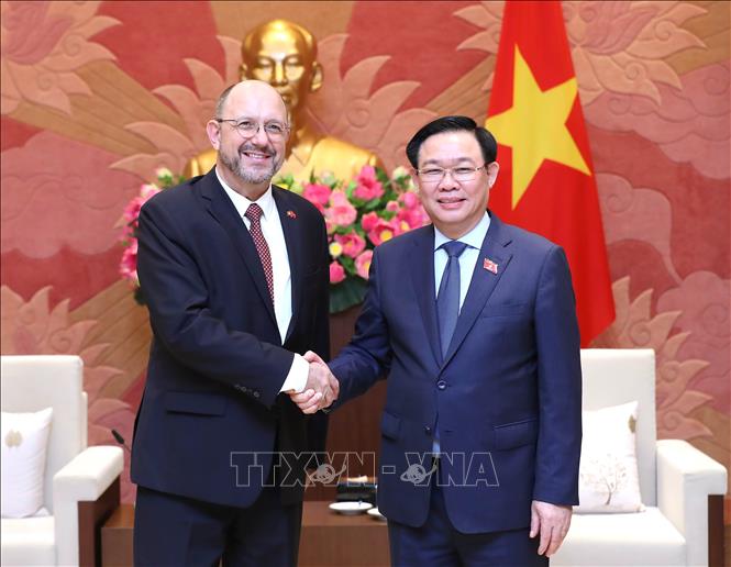 El presidente de la Asamblea Nacional recibe al embajador de la UE y al embajador de Suiza en Vietnam (foto 2)