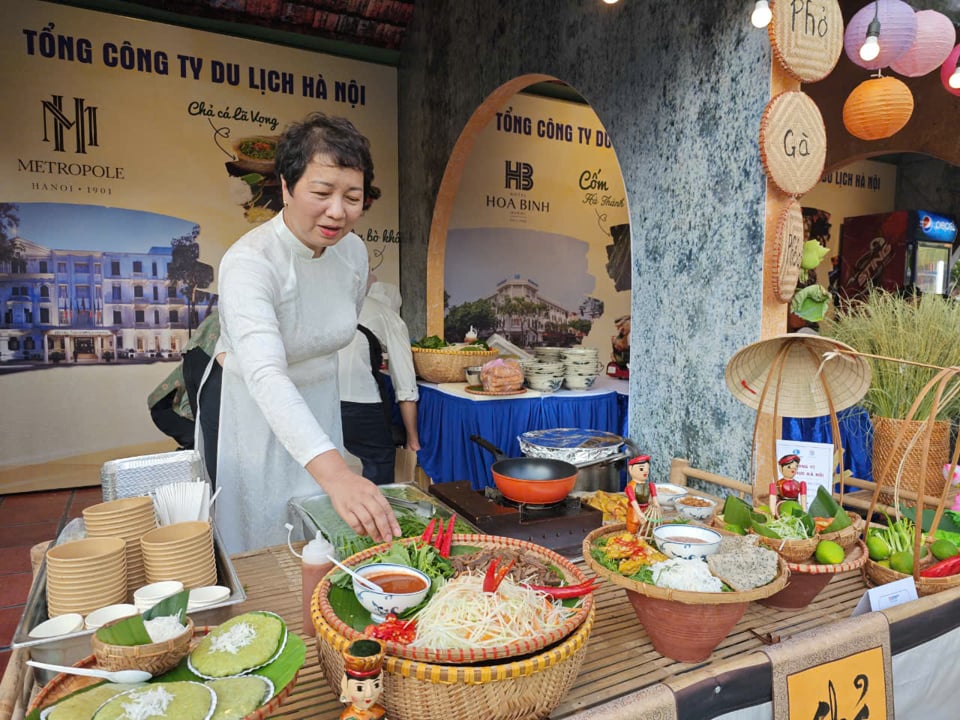 Г-жа Фам Минь Кхань, кулинарный менеджер отеля Metropole Hanoi, представляет блюда с ароматами ханойской осени.