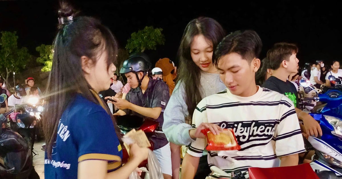 Selling moon cakes to raise funds to support people in flood-hit areas