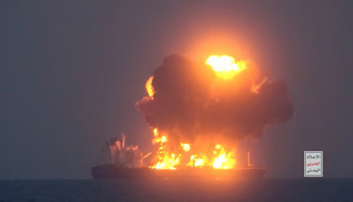 Les Houthis diffusent une vidéo d'un pétrolier battant pavillon grec en feu dans la mer Rouge