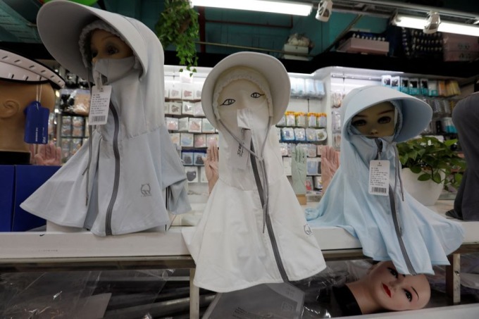 Maniquíes con sombreros para el sol se exhiben en un centro comercial de Pekín el 19 de julio. Foto: Reuters