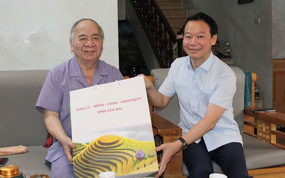 Comrade Do Duc Duy - Provincial Party Secretary presented a gift of encouragement to Comrade Ha Quyet - former Provincial Party Secretary, former Head of the National Assembly Delegation of Yen Bai province.