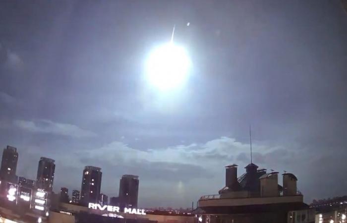 Das leuchtende Objekt am Himmel ist eine Metapher für Außerirdische oder den Planeten Erde. Bild 1