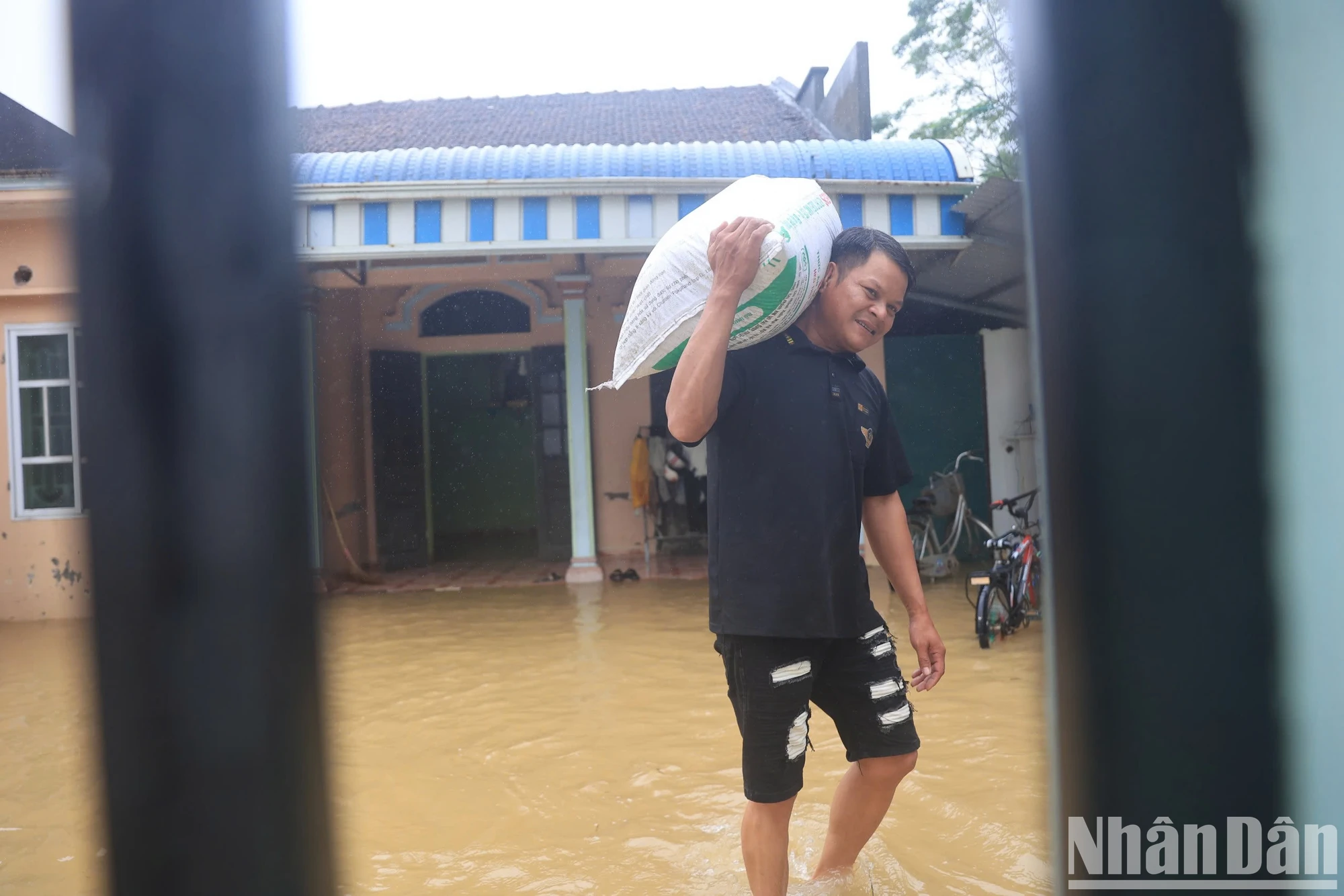 [Foto] Hanoi: El río Bui desborda el dique, muchas comunas en el distrito de Chuong My están inundadas foto 5