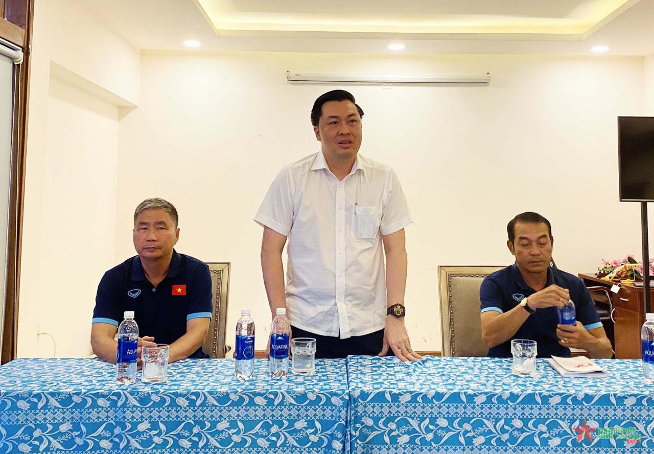 Les dirigeants de la Fédération vietnamienne de football ont rencontré et encouragé l'équipe vietnamienne des moins de 20 ans