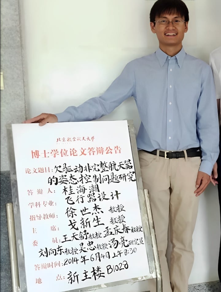 Que Hai Trieu 氏の論文審査通知は、筆ペンで自ら書いたものである。