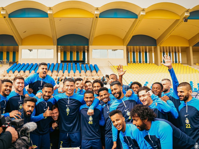 Ronaldo a pris une photo avec toute l'équipe d'Al Nassr pour son anniversaire, le 5 février. Photo : Al Nassr