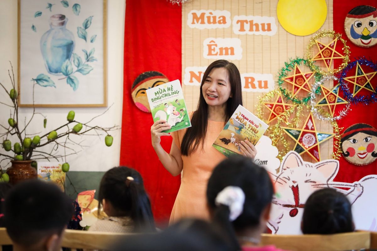 Le livre sur le chat Mia exploite les trois saisons de l'année : le printemps, l'été et l'automne. Photo : Minh Chien