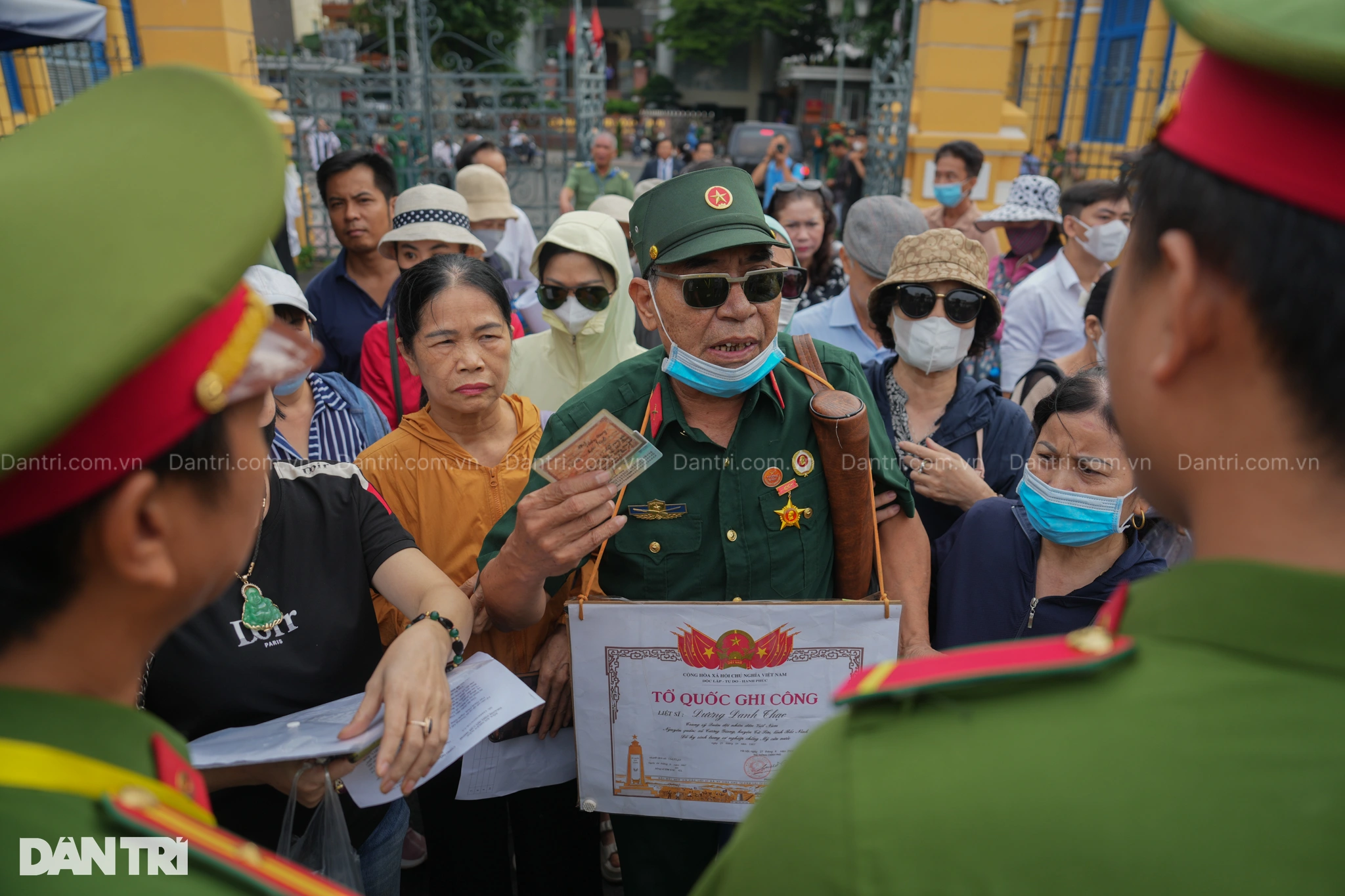 Hunderte Opfer kamen zum Volksgericht von Ho-Chi-Minh-Stadt, um dem Prozess gegen Frau Truong My Lan beizuwohnen.