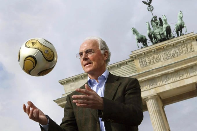 Beckenbauer lors de la présentation du ballon d'or pour la finale de la Coupe du monde 2006, à la porte de Brandebourg à Berlin, en Allemagne, en avril 2006. Photo: dpa