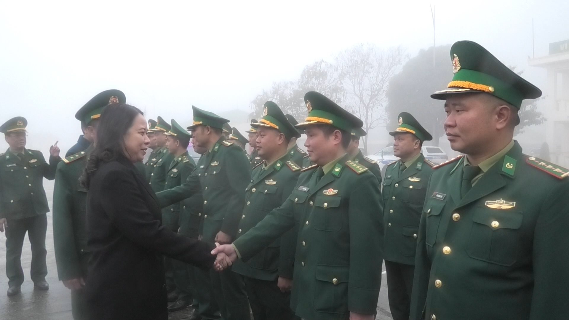 5.Vizepräsident Vo Thi Anh Xuan besuchte den Militäroffizier der Grenzverteidigungseinheit Muong Khuong BDBP in der Provinz Lao Cai.jpg