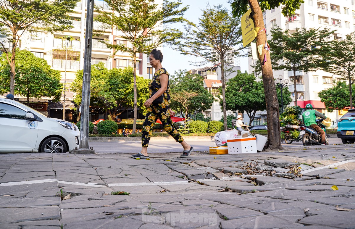 Many sidewalks in the center of the capital are 'ruined' and degraded photo 13