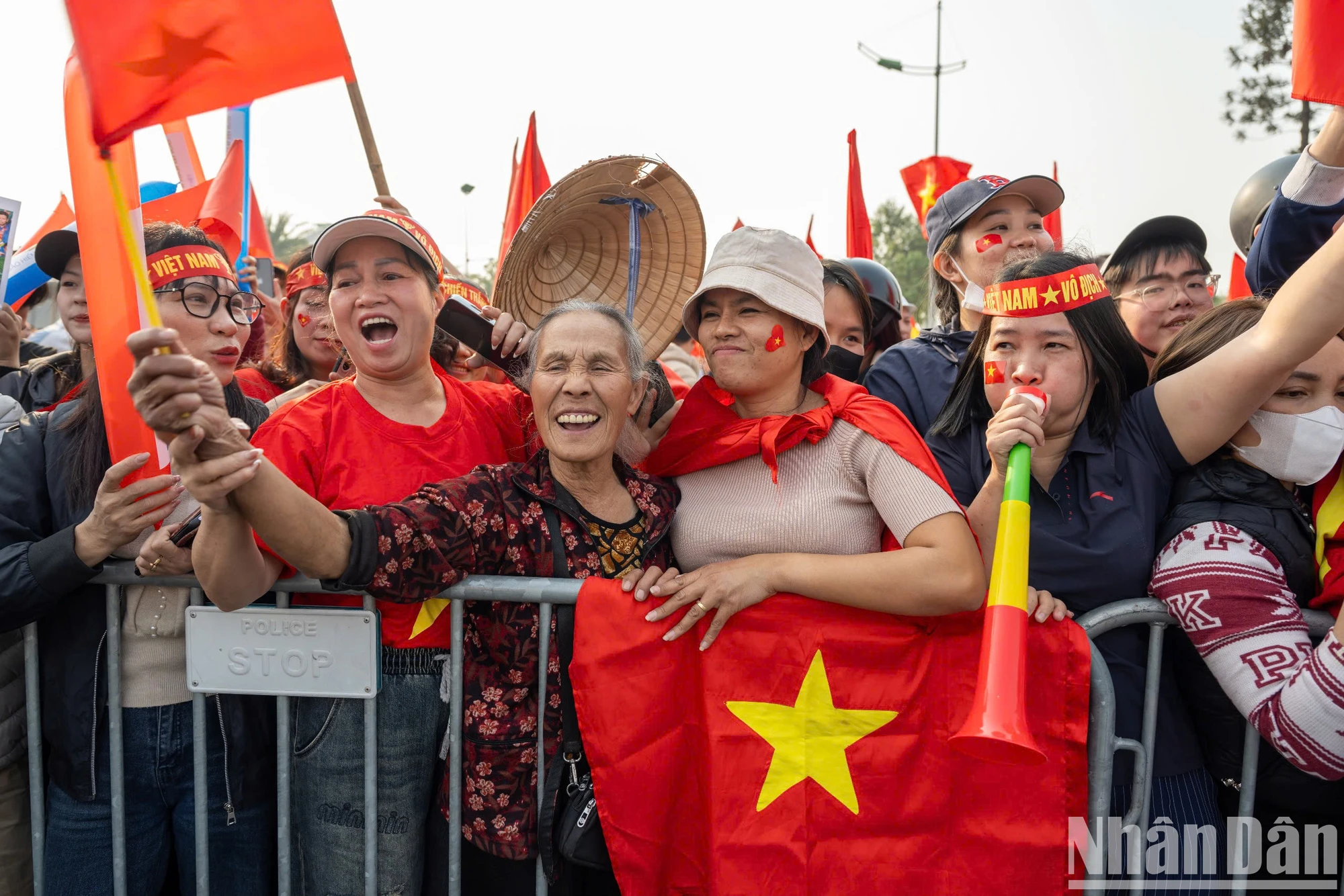 [Photo] Fans welcome the champions home photo 5