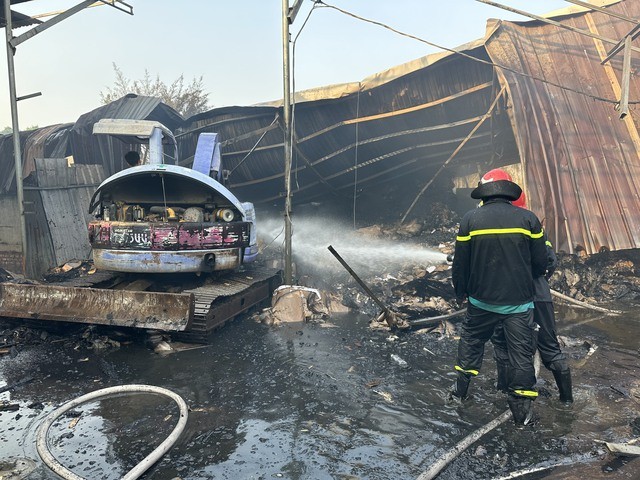 Images of devastation after a large fire at a packaging company in Binh Duong photo 4