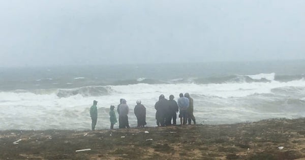 Un bateau de pêche coulé par les vagues dans la mer de Sa Huynh, un pêcheur porté disparu