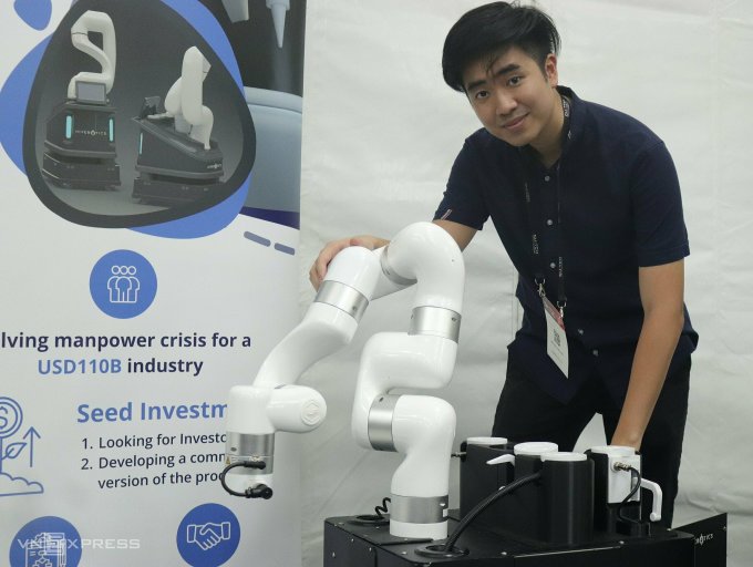 Tuan Dung introduces the Abluo robot product. Photo: Phuong Nguyen