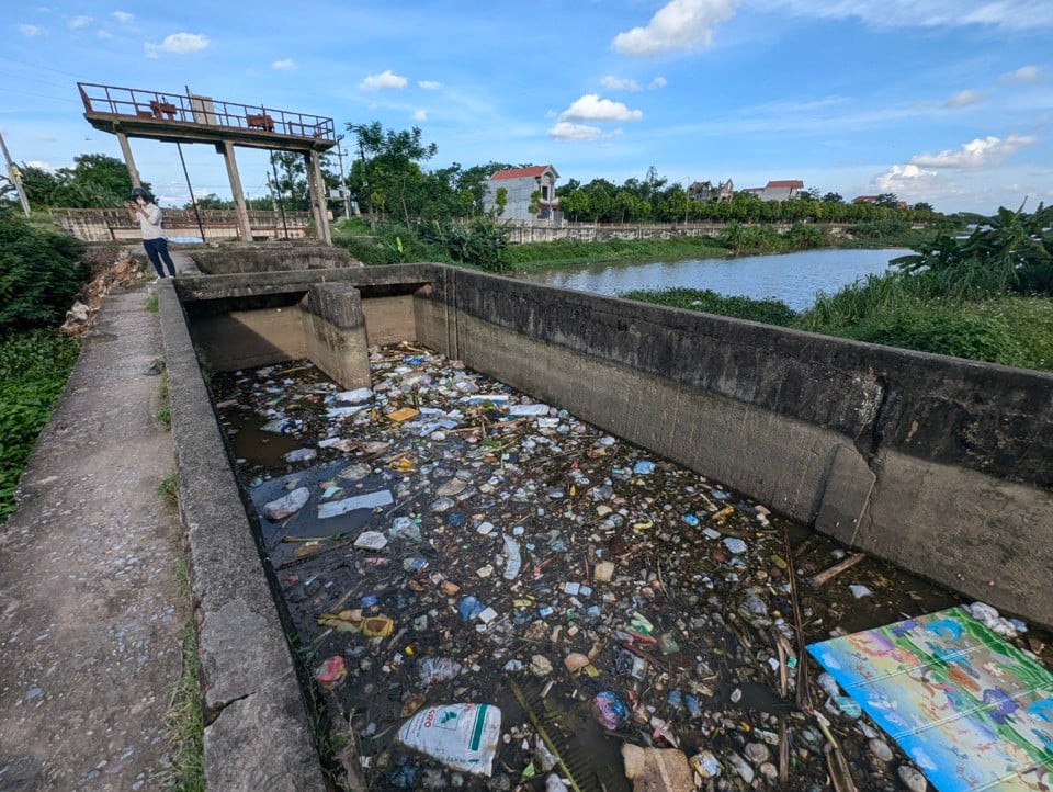 Der mit Müll gefüllte Kanal liegt direkt neben dem Fluss Chau Giang, der viele Fabriken für sauberes Wasser im Bezirk Binh Luc in der Provinz Ha Nam mit Oberflächenwasser versorgt. Foto: Nguyen Quy
