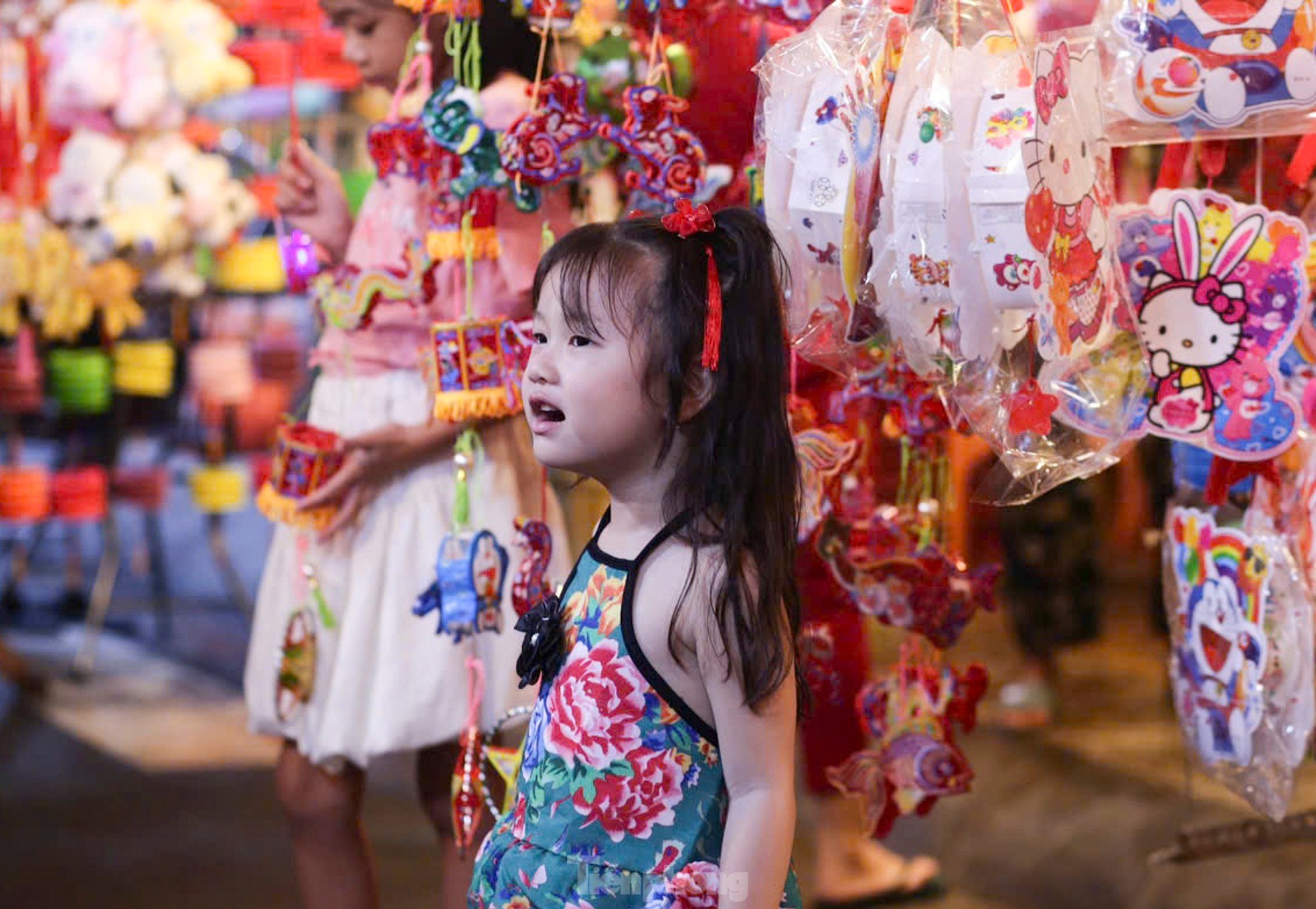 Junge Leute laden sich gegenseitig zum „Check-in“ in der Lantern Street in Ho-Chi-Minh-Stadt ein. Foto 9