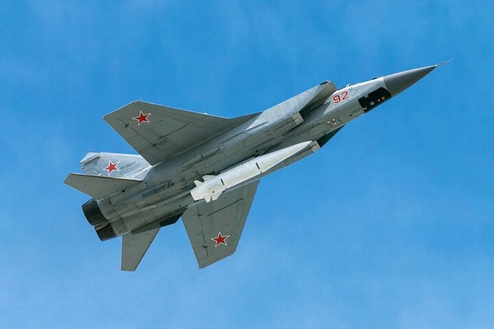 Russian Air Force's supersonic interceptor fighter carrying Kinzhal missile. (Photo: Sputnik)