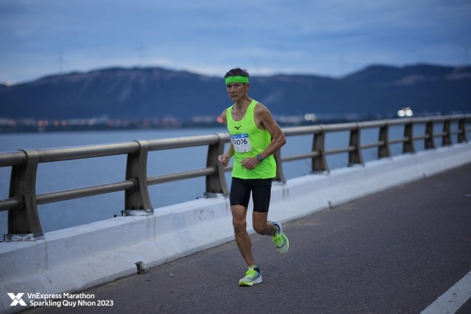 Mr. Yow walks on Thi Nai bridge on the morning of June 11. Photo: VnExpress Marathon