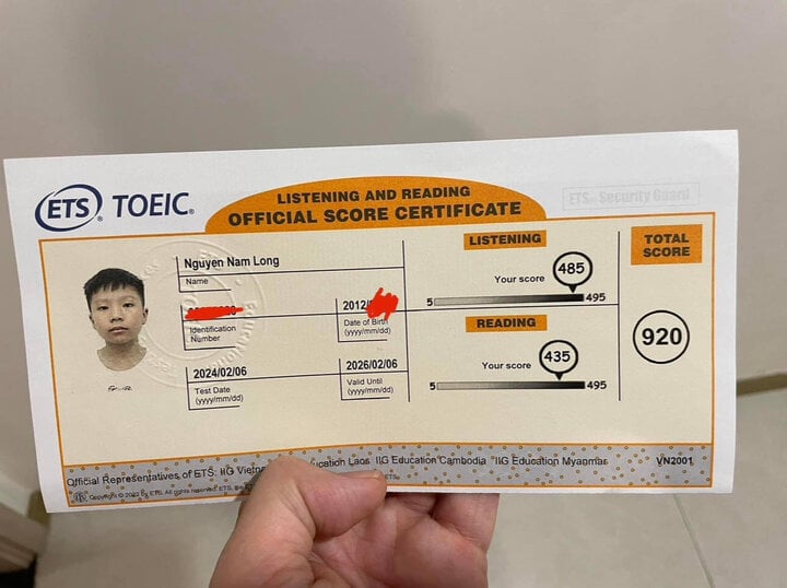 ពិន្ទុ TOEIC របស់ ណាំ ឡុង ធ្វើ​ឱ្យ​មនុស្ស​ជា​ច្រើន​កោត​សរសើរ។ (រូបថត៖ NVCC)