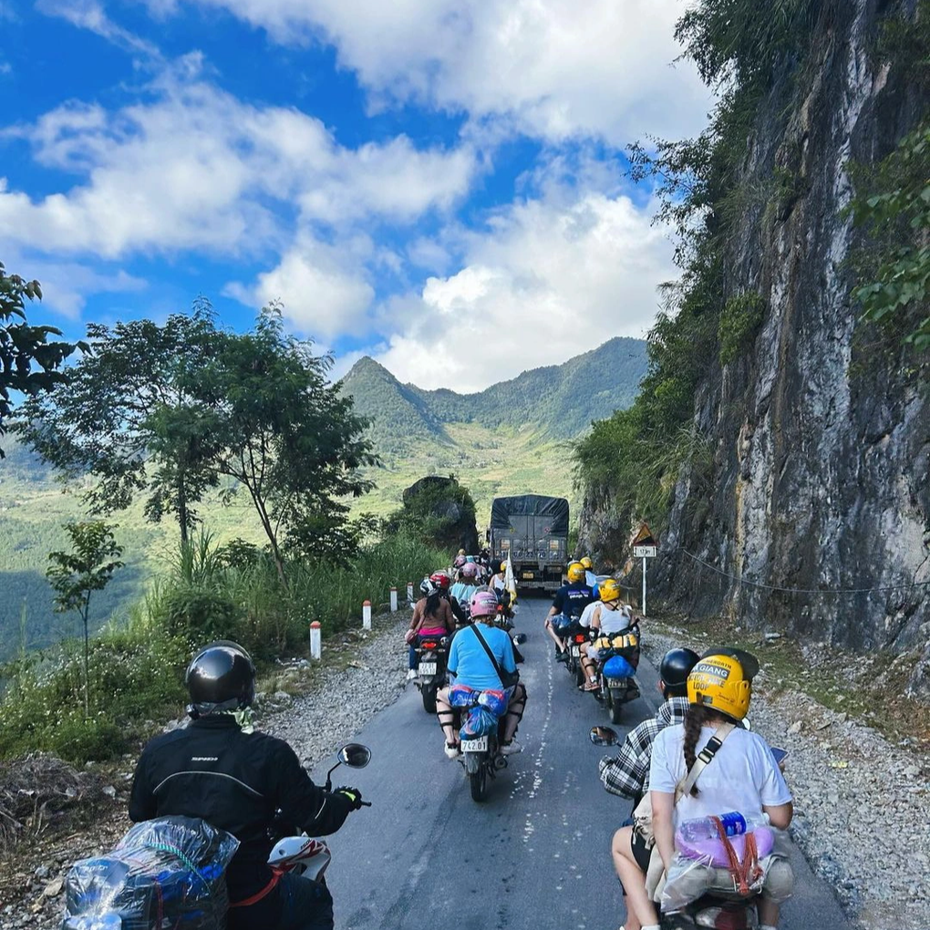 Vì sao du khách Tây bật khóc khi đang lái xe trên đường đèo ở Hà Giang? - 1