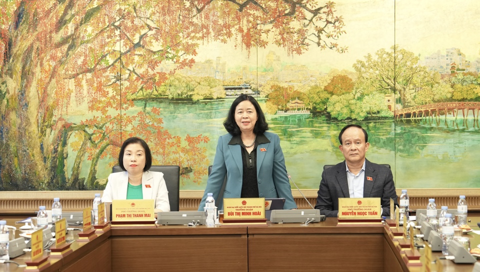 하노이 국회 대표단에서 그룹 토론 세션을 주재한 사람은 정치국 위원이자 시 당위원회 서기인 부이 티 민 호아이(하노이 국회 대표단 단장)입니다. 시당위원회 부서기, 시 인민위원회 의장 Nguyen Ngoc Tuan - 하노이시 국회 대표단 부단장; 하노이 국회 대표단 부단장 Pham Thi Thanh Mai. 사진: 홍타이