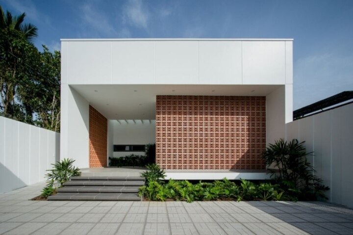 Admire the eye-catching flat roof level 4 house models - 8