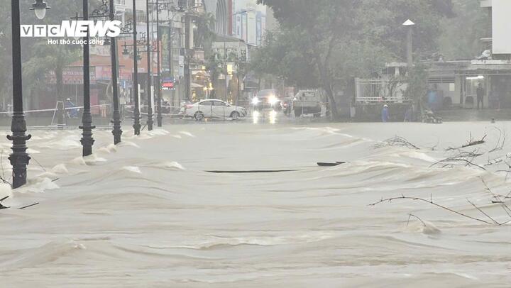 La zone de Dap Da entre les rues Le Loi et Nguyen Sinh Cung (ville de Hué) est profondément inondée par des eaux à débit rapide.