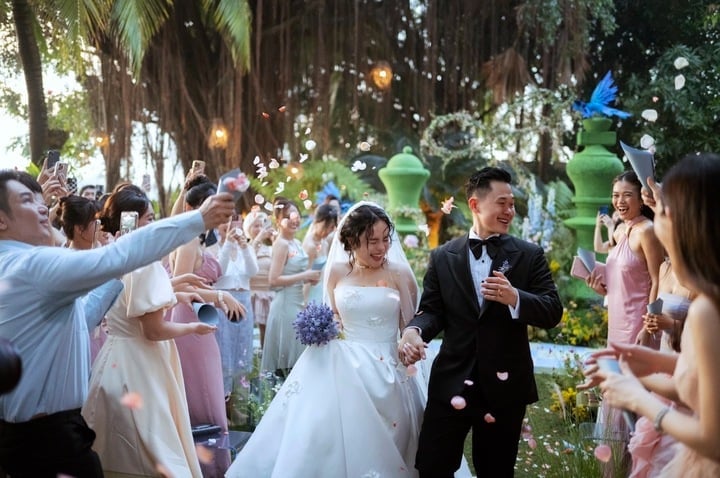 Moments heureux au mariage de Thai Trinh et de son mari.