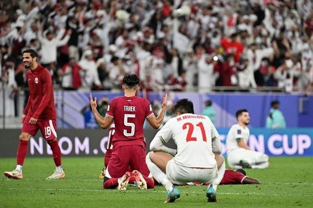 HLV Iran xin lỗi khi đội nhà thua Qatar ở bán kết Asian Cup - 1