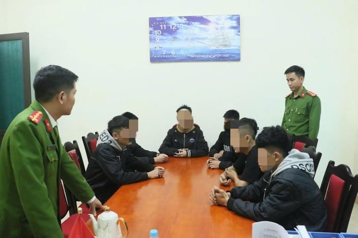 Polizisten der Stadt Hong Linh arbeiten an der Bekämpfung einiger Teenager, die die Schlägerei in der Nacht des 3. November verursacht haben. (Foto: Polizei von Ha Tinh)