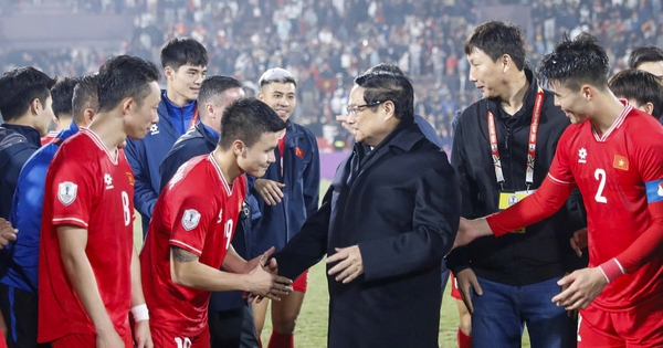 رئيس الوزراء يهنئ المنتخب الفيتنامي ويزور اللاعب نجوين شوان سون