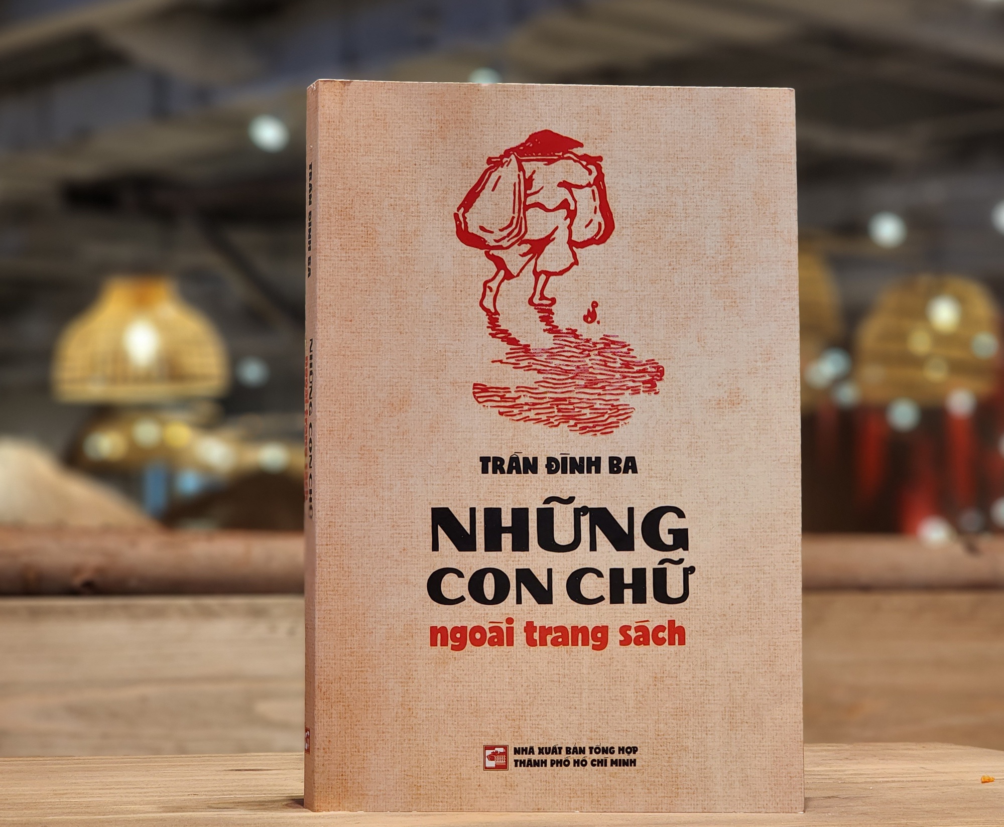 'Những con chữ ngoài trang sách' của Trần Đình Ba tiết lộ nhiều chuyện 'động trời' - Ảnh 3.