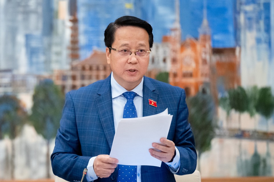 Le chef adjoint du Comité des pétitions populaires du Comité permanent de l'Assemblée nationale, Hoang Anh Cong, a présenté le rapport. Photo: Quochoi.vn