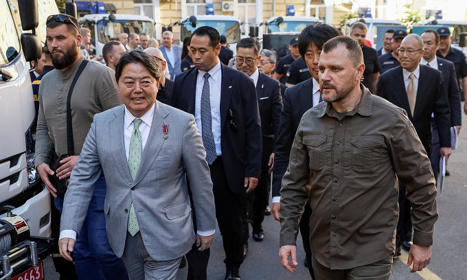 Japanese Foreign Minister Yoshimasa Hayashi (left) and Ukrainian Interior Minister Ihor Klymenko in Kiev on September 9. Photo: Reuters