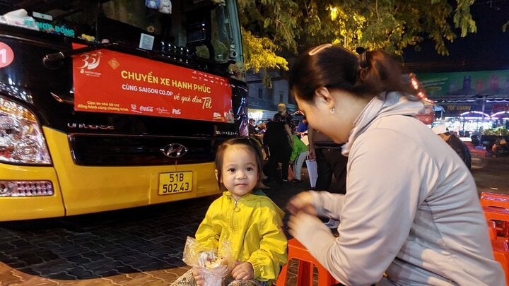 รถบัสแห่งความยินดีพาผู้โดยสารวัยรุ่นจำนวนมากกลับบ้านเพื่อเฉลิมฉลองเทศกาลตรุษจีน