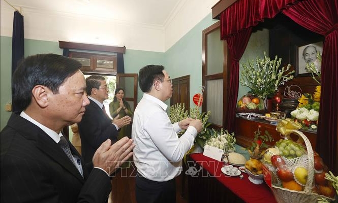 Le président de l'Assemblée nationale Vuong Dinh Hue offre de l'encens pour commémorer le président Ho Chi Minh